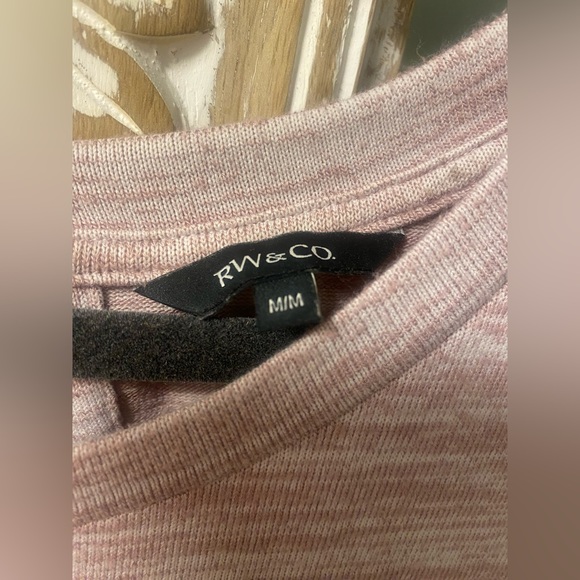 RW&Co sleeveless top. Size M. Purple/pink colour with white lining and bow - Picture 3 of 3